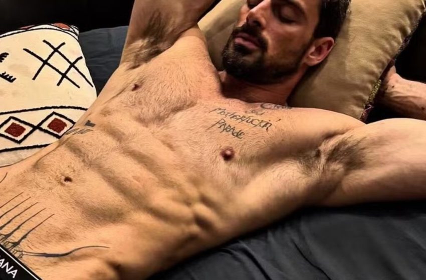  Michele Morrone exibe nova tatuagem em região íntima