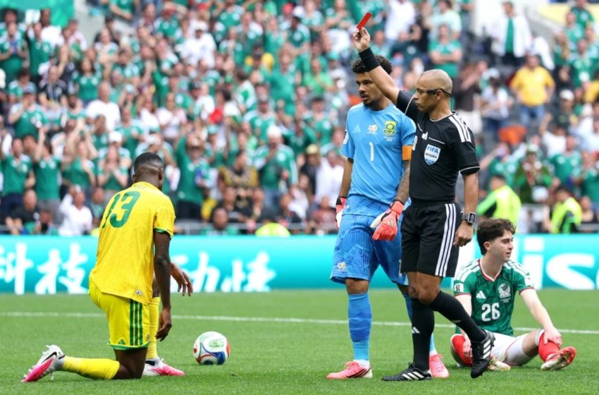  Árbitro brasileiro expulsa primeiro jogador na Copa do Mundo