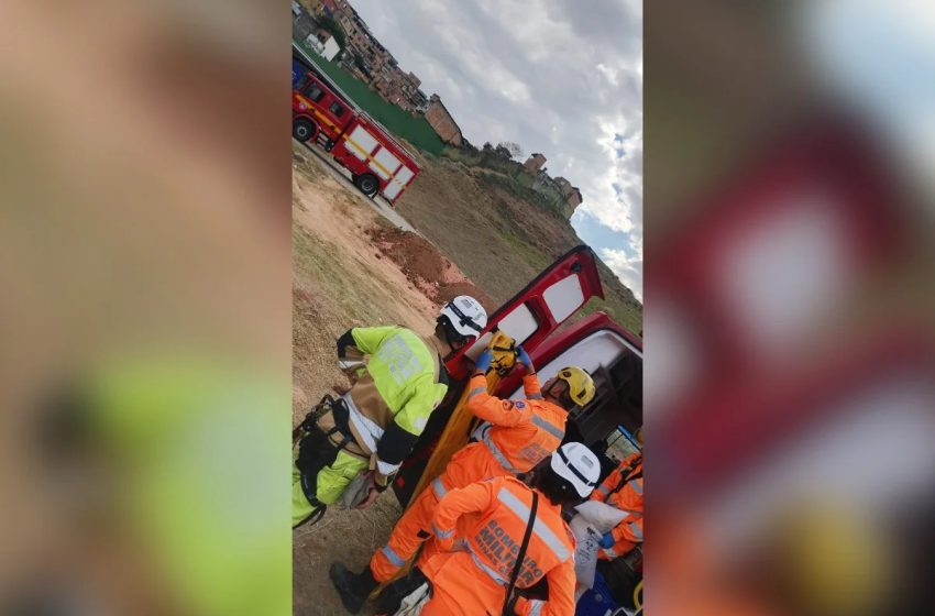  Coveiro cai em cova de 4 metros durante enterro e é resgatado de rapel